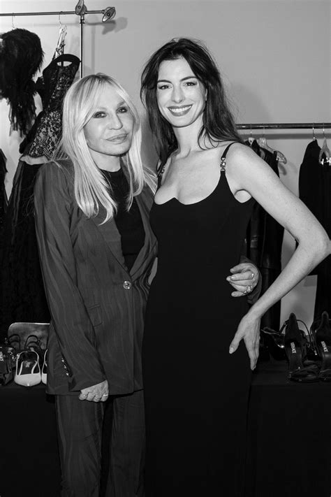 anne hathway versace|anne hathaway donatella versace.